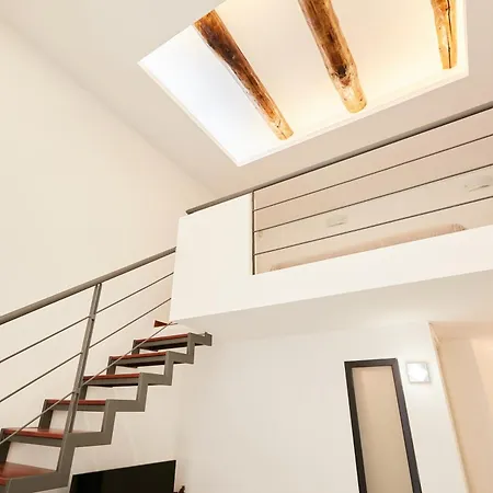 Design & Duplex At National Museum Apartment *