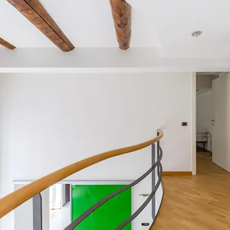 Design & Duplex At National Museum نابولي