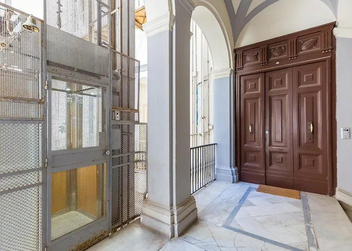 Design & Duplex At National Museum Νάπολη